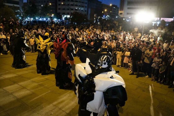 استقبال خانواده ها از اجراهای خیابانی نوزدهمین جشنواره بین المللی عروسکی تهران-مبارک