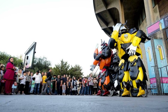 استقبال خانواده ها از اجراهای خیابانی نوزدهمین جشنواره بین المللی عروسکی تهران-مبارک