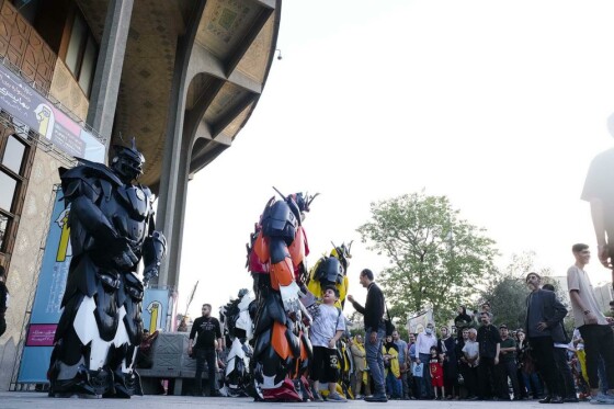 استقبال خانواده ها از اجراهای خیابانی نوزدهمین جشنواره بین المللی عروسکی تهران-مبارک