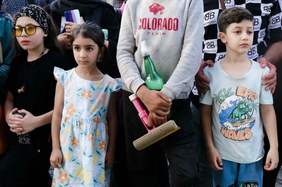 استقبال خانواده ها از اجراهای خیابانی نوزدهمین جشنواره بین المللی عروسکی تهران-مبارک