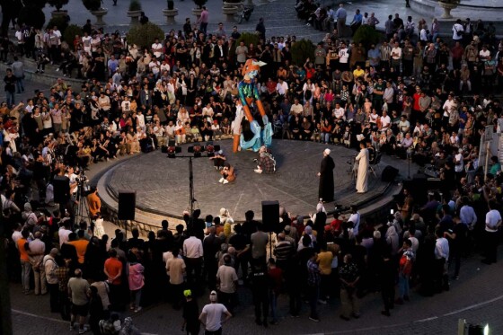 استقبال خانواده ها از اجراهای خیابانی نوزدهمین جشنواره بین المللی عروسکی تهران-مبارک