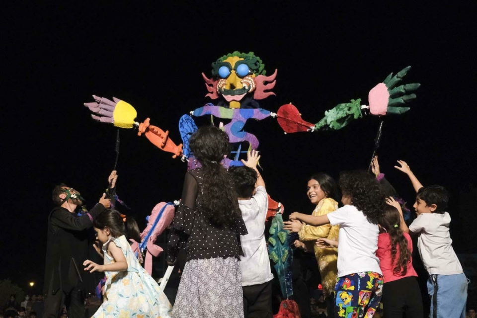 استقبال خانواده ها از اجراهای خیابانی نوزدهمین جشنواره بین المللی عروسکی تهران-مبارک