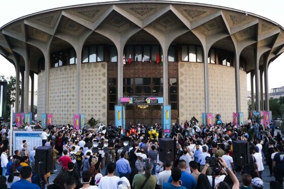 استقبال خانواده ها از اجراهای خیابانی نوزدهمین جشنواره بین المللی عروسکی تهران-مبارک