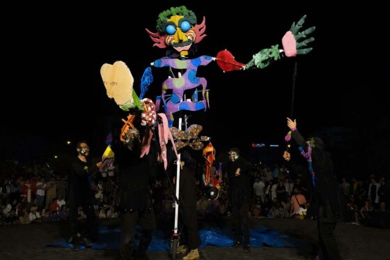 استقبال خانواده ها از اجراهای خیابانی نوزدهمین جشنواره بین المللی عروسکی تهران-مبارک