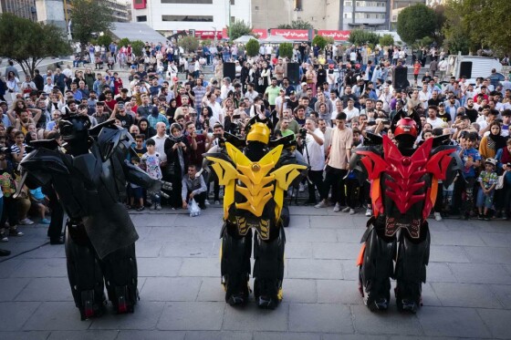 استقبال خانواده ها از اجراهای خیابانی نوزدهمین جشنواره بین المللی عروسکی تهران-مبارک