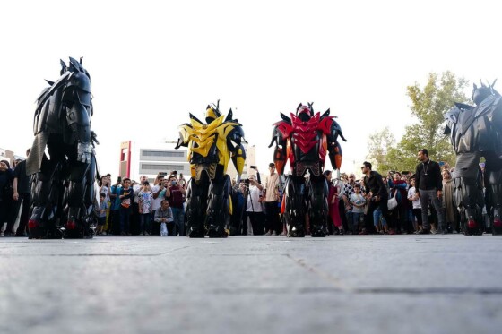 استقبال خانواده ها از اجراهای خیابانی نوزدهمین جشنواره بین المللی عروسکی تهران-مبارک