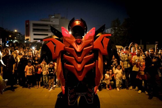 استقبال خانواده ها از اجراهای خیابانی نوزدهمین جشنواره بین المللی عروسکی تهران-مبارک