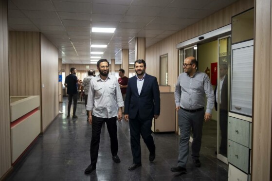 بازدید دبیر شواری عالی مناطق آزاد از موسسه مطبوعاتی ایران