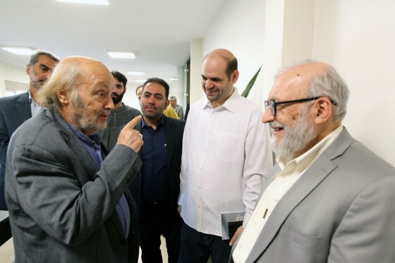 رونمایی از کتاب «دیپلماسی با صدای بلند»