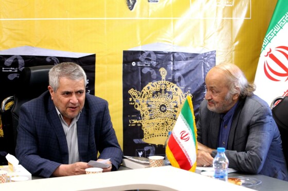 رونمایی از کتاب «دیپلماسی با صدای بلند»