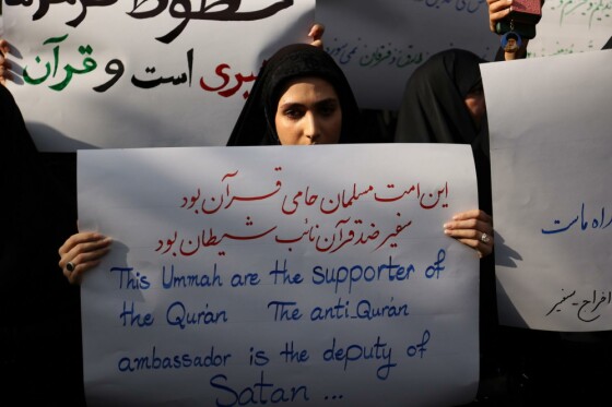 تجمع دانشجویان و مردم در محکومیت اهانت به قرآن کریم مقابل سفارت سوئد