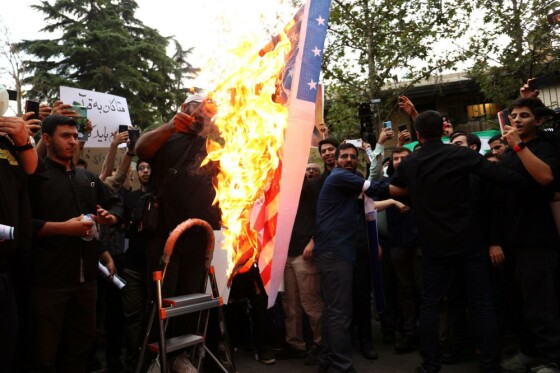 تجمع دانشجویان و مردم در محکومیت اهانت به قرآن کریم مقابل سفارت سوئد