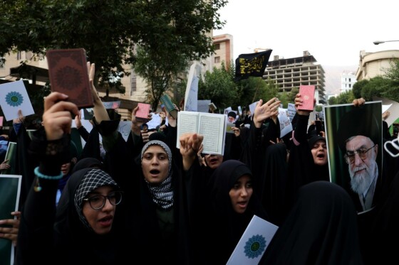 تجمع دانشجویان و مردم در محکومیت اهانت به قرآن کریم مقابل سفارت سوئد