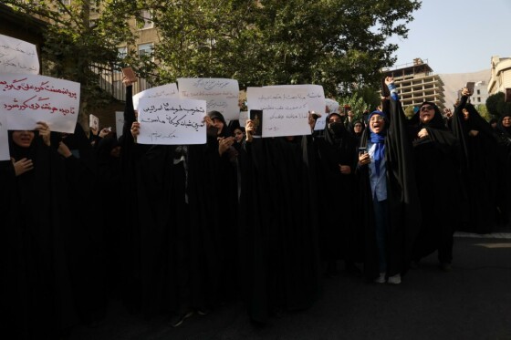 تجمع دانشجویان و مردم در محکومیت اهانت به قرآن کریم مقابل سفارت سوئد