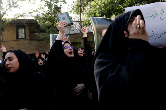 تجمع دانشجویان و مردم در محکومیت اهانت به قرآن کریم مقابل سفارت سوئد