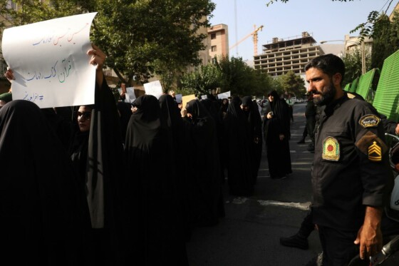 تجمع دانشجویان و مردم در محکومیت اهانت به قرآن کریم مقابل سفارت سوئد