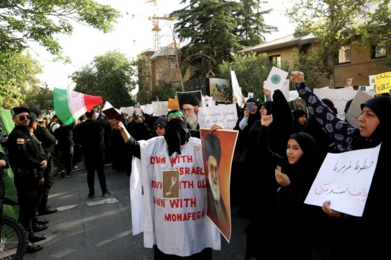 تجمع دانشجویان و مردم در محکومیت اهانت به قرآن کریم مقابل سفارت سوئد