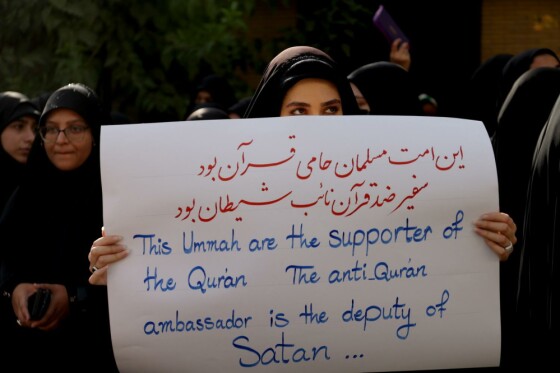 تجمع دانشجویان و مردم در محکومیت اهانت به قرآن کریم مقابل سفارت سوئد