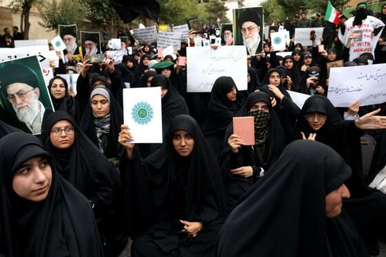 تجمع دانشجویان و مردم در محکومیت اهانت به قرآن کریم مقابل سفارت سوئد