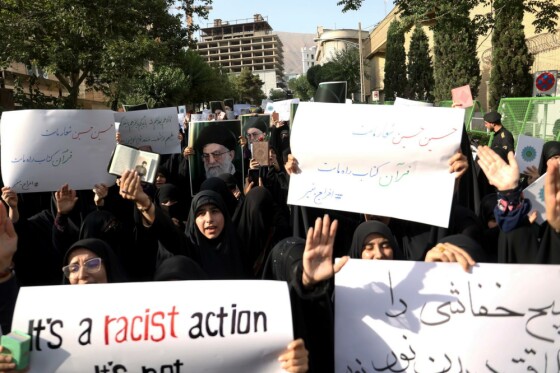 تجمع دانشجویان و مردم در محکومیت اهانت به قرآن کریم مقابل سفارت سوئد