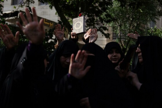 تجمع دانشجویان و مردم در محکومیت اهانت به قرآن کریم مقابل سفارت سوئد