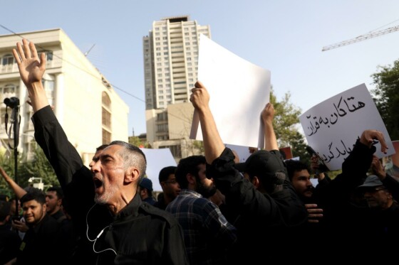 تجمع دانشجویان و مردم در محکومیت اهانت به قرآن کریم مقابل سفارت سوئد