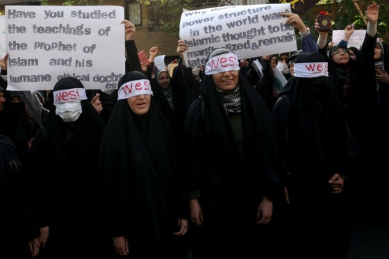 تجمع دانشجویان و مردم در محکومیت اهانت به قرآن کریم مقابل سفارت سوئد