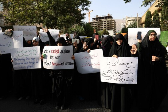 تجمع دانشجویان و مردم در محکومیت اهانت به قرآن کریم مقابل سفارت سوئد