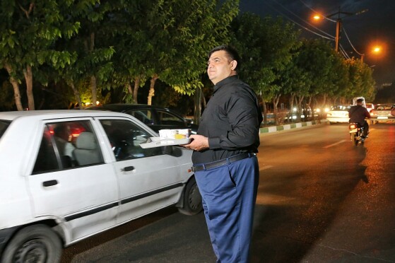 تکریم و پذیرایی از عزاداران حسینی توسط چهره های ورزشی