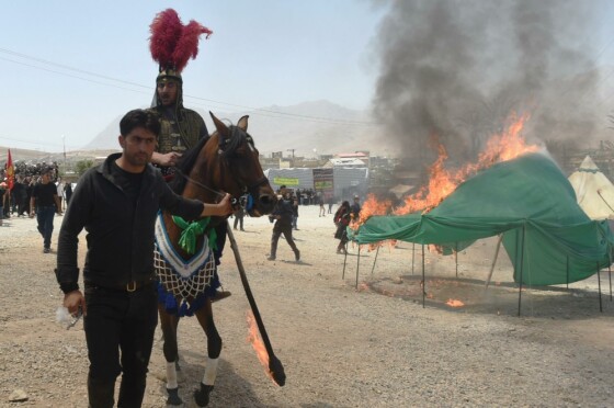 مراسم خیمه سوزان ظهر عاشورا در شهر طاقانک
