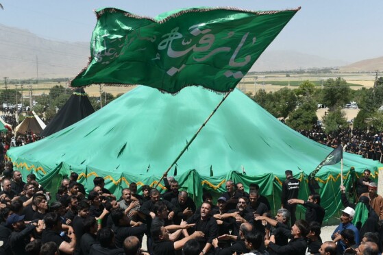 مراسم خیمه سوزان ظهر عاشورا در شهر طاقانک