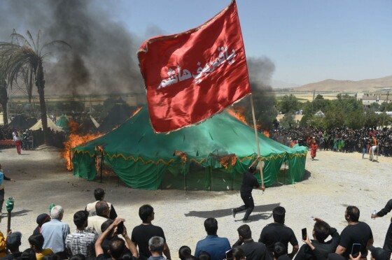 مراسم خیمه سوزان ظهر عاشورا در شهر طاقانک