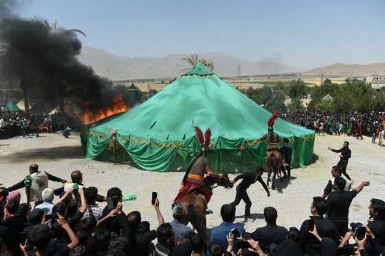 مراسم خیمه سوزان ظهر عاشورا در شهر طاقانک