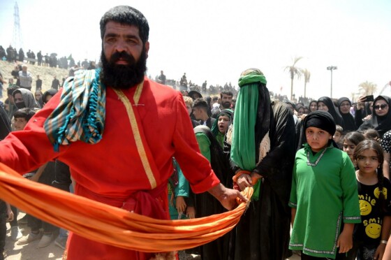 مراسم خیمه سوزان ظهر عاشورا در شهر طاقانک