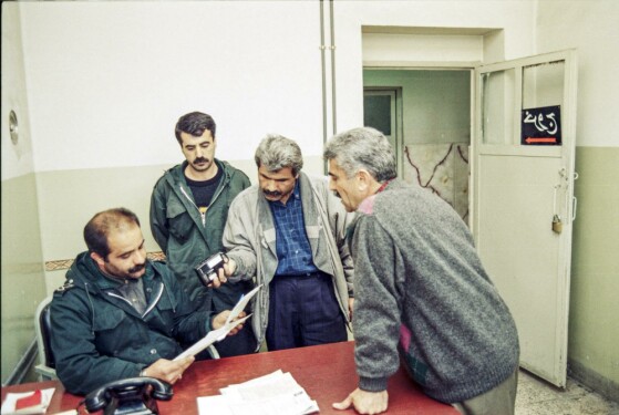 خبرنگاران «روزنامه ایران» در سطح شهر تهران در دهه هفتاد