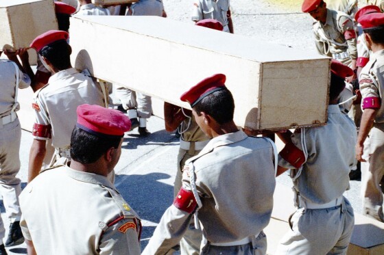 عکس های منتشر نشده از تبادل پیکر شهدای دفاع مقدس در سال ۱۳۷۴