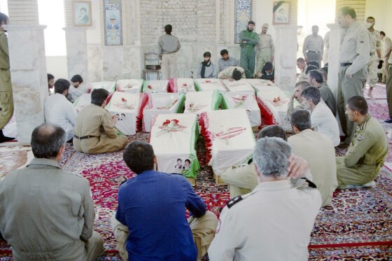 عکس های منتشر نشده از تبادل پیکر شهدای دفاع مقدس در سال ۱۳۷۴