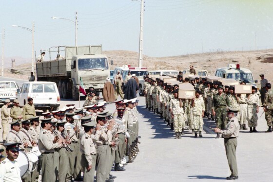 عکس های منتشر نشده از تبادل پیکر شهدای دفاع مقدس در سال ۱۳۷۴