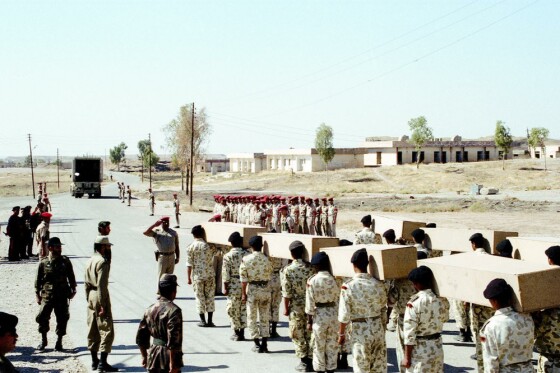 عکس های منتشر نشده از تبادل پیکر شهدای دفاع مقدس در سال ۱۳۷۴