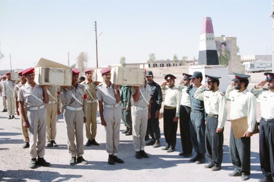 عکس های منتشر نشده از تبادل پیکر شهدای دفاع مقدس در سال ۱۳۷۴