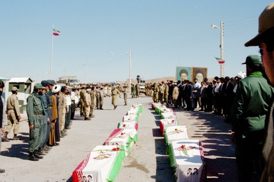 عکس های منتشر نشده از تبادل پیکر شهدای دفاع مقدس در سال ۱۳۷۴