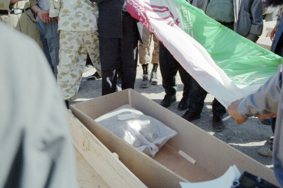 عکس های منتشر نشده از تبادل پیکر شهدای دفاع مقدس در سال ۱۳۷۴