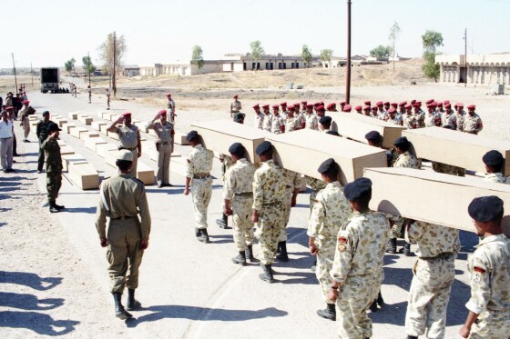 عکس های منتشر نشده از تبادل پیکر شهدای دفاع مقدس در سال ۱۳۷۴