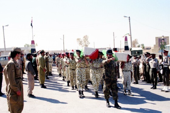 عکس های منتشر نشده از تبادل پیکر شهدای دفاع مقدس در سال ۱۳۷۴