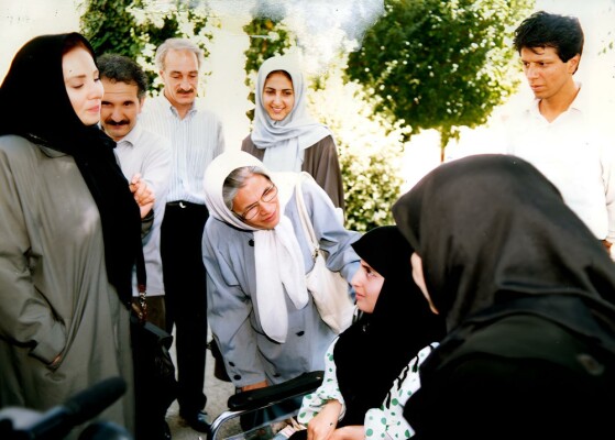 دیده نشده های از بازدید سینماگران از سالمندان کهریزک و دیدار با ”آنیک” بازیگر سینمای ایران در سال ۷۵