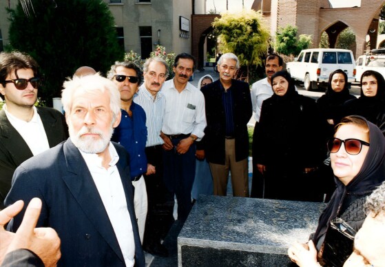 دیده نشده های از بازدید سینماگران از سالمندان کهریزک و دیدار با ”آنیک” بازیگر سینمای ایران در سال ۷۵