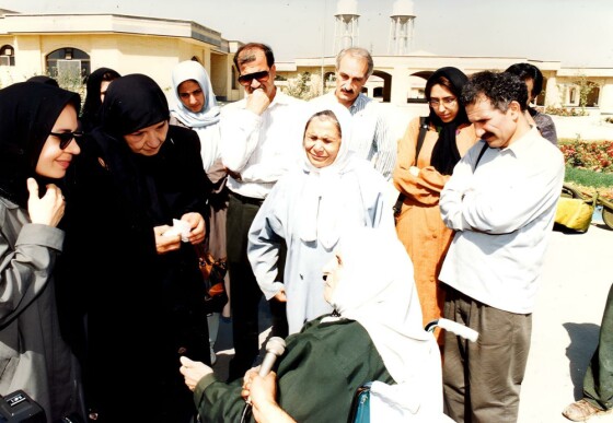 دیده نشده های از بازدید سینماگران از سالمندان کهریزک و دیدار با ”آنیک” بازیگر سینمای ایران در سال ۷۵