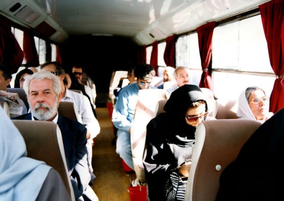 دیده نشده های از بازدید سینماگران از سالمندان کهریزک و دیدار با ”آنیک” بازیگر سینمای ایران در سال ۷۵