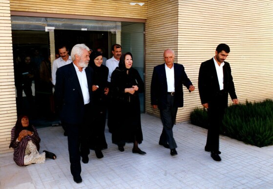 دیده نشده های از بازدید سینماگران از سالمندان کهریزک و دیدار با ”آنیک” بازیگر سینمای ایران در سال ۷۵