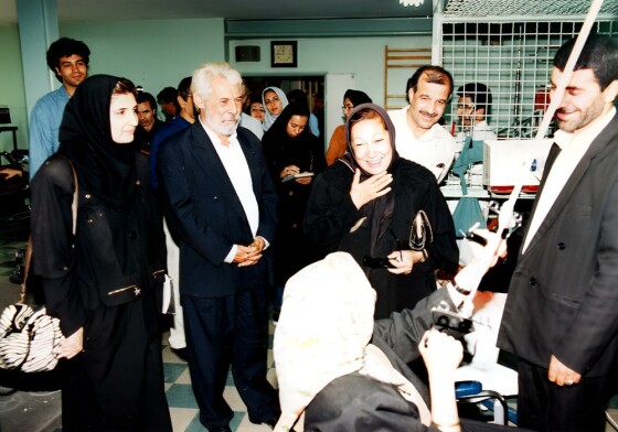 دیده نشده های از بازدید سینماگران از سالمندان کهریزک و دیدار با ”آنیک” بازیگر سینمای ایران در سال ۷۵